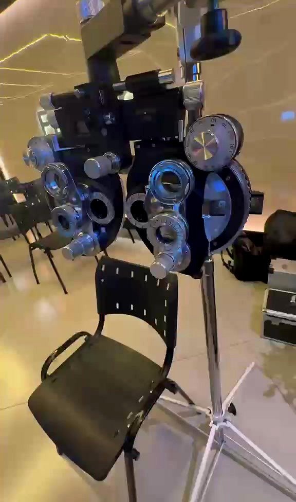 Profissional realizando exame de vista com forópter