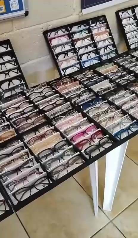 Grade com centenas de modelos de armações para escolher